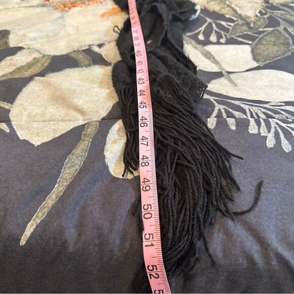 Simple and classic black knit scarf with handkerchief hem and fringe - Picture 6 of 7